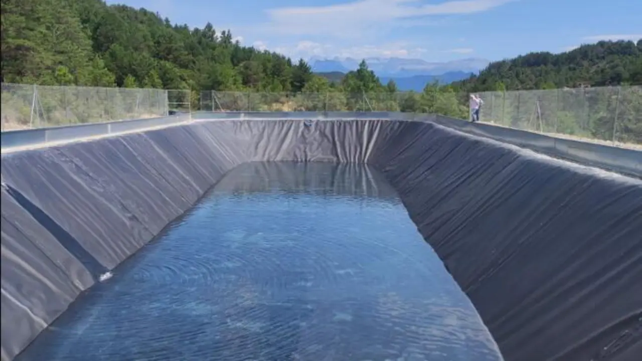 La balsa de A&iacute;nsa tiene una capacidad de m&aacute;s de un mill&oacute;n de litros de agua