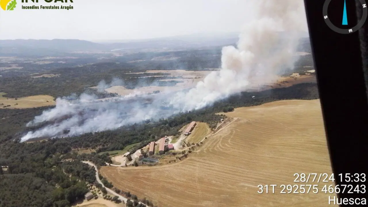 Im&aacute;genes del incendio Benabarre que ya ha quemado 20 hect&aacute;reas