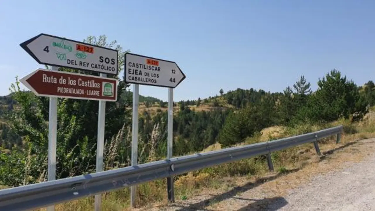 Una de las carreteras se&ntilde;alizada con la 'Ruta de los Castillos' / Cinco Villas