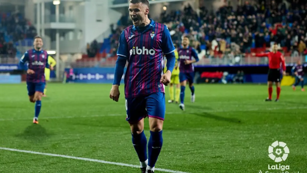 Ager Aketxe , pretendido por el Real Zaragoza, con el Eibar