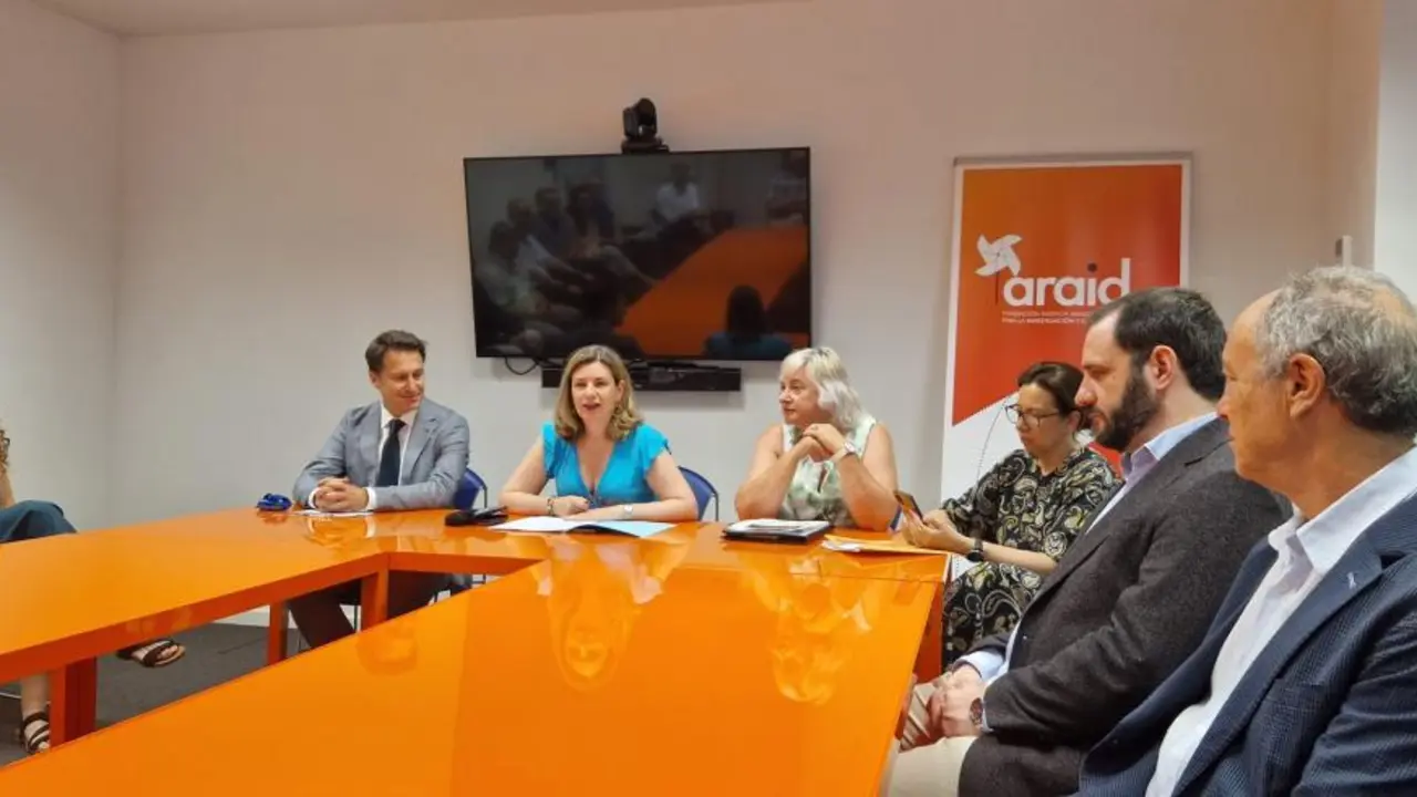 La consejera de Empleo, Ciencia y Universidades, Claudia P&eacute;rez Forni&eacute;s, con algunos de los nuevos investigadores / DGA