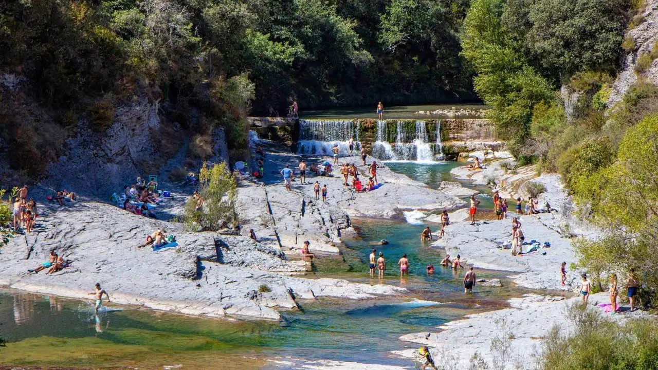 La zona de ba&ntilde;o de Puyarruego es la playa fluvial m&aacute;s grande y concurrida / Gu&iacute;a Repsol