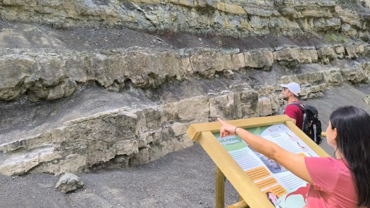 Diversa se&ntilde;al&eacute;tica instalada en el yacimiento R&iacute;o Alcal&aacute; y en su entorno / Fundaci&oacute;n Din&oacute;polis