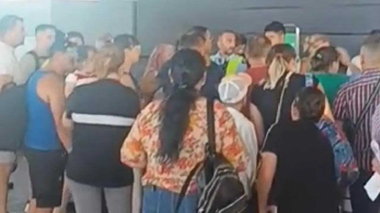 Imagen de los pasajeros del vuelo a Ruman&iacute;a protestando en el aeropuerto de 
Zaragoza /Cedidas a H.A.