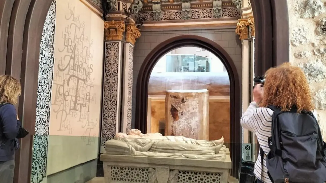 Viaje de familiarizaci&oacute;n de periodistas internacionales, en el Mausoleo de los Amantes / DGA
