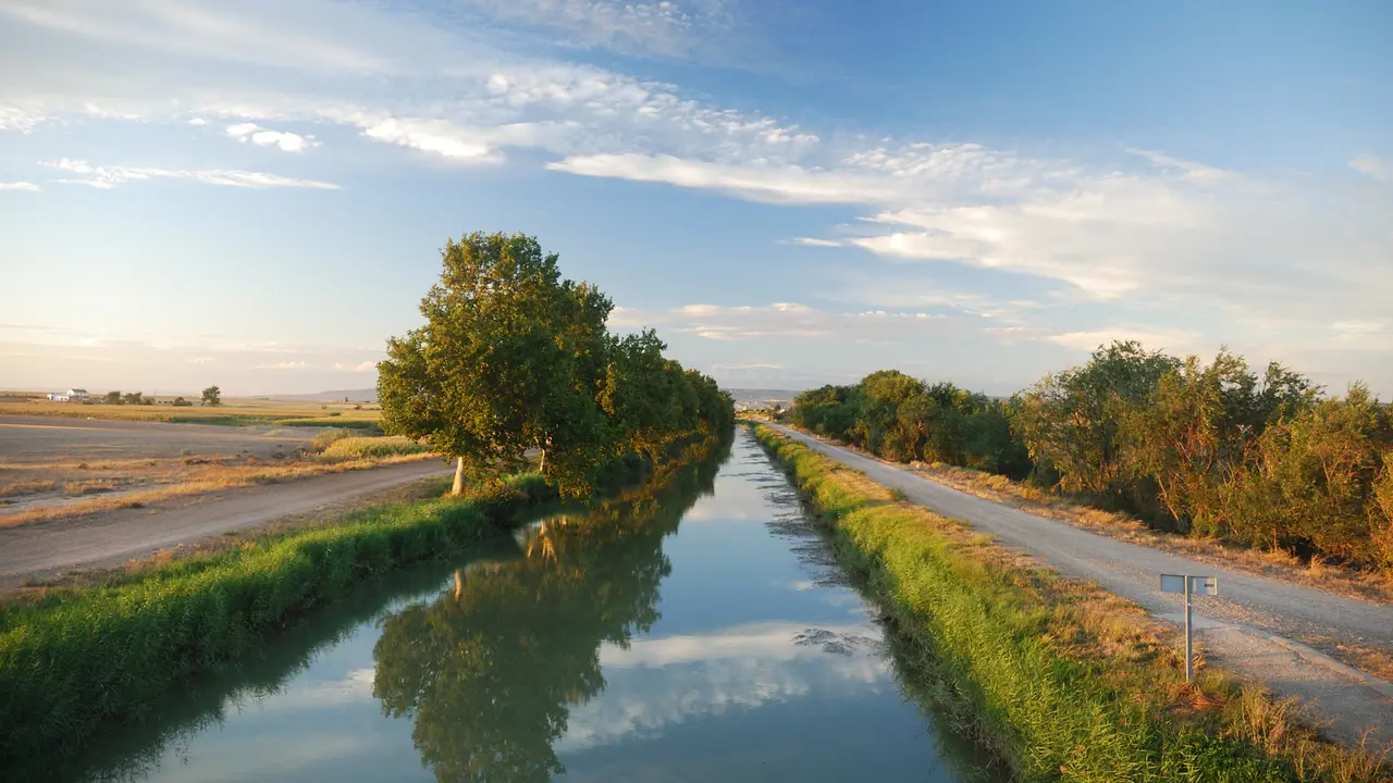 El Canal Imperial de Arag&oacute;n ofrece una ruta llana sencilla que puede llegar hasta Tudela