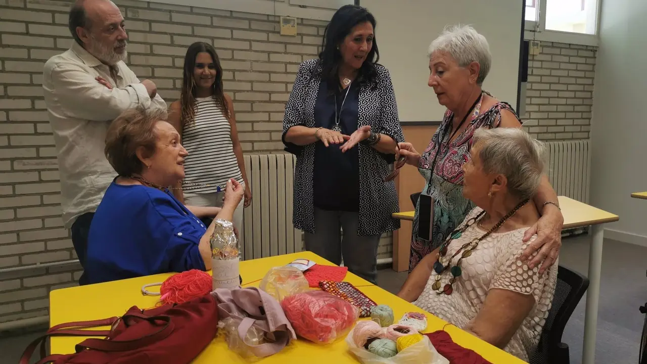 La concejala delegada del Mayor, Paloma Espinosa, junto a usuarias del centro Universidad-Jos&eacute; Atar&eacute;s / Ayuntamiento de Zaragoza