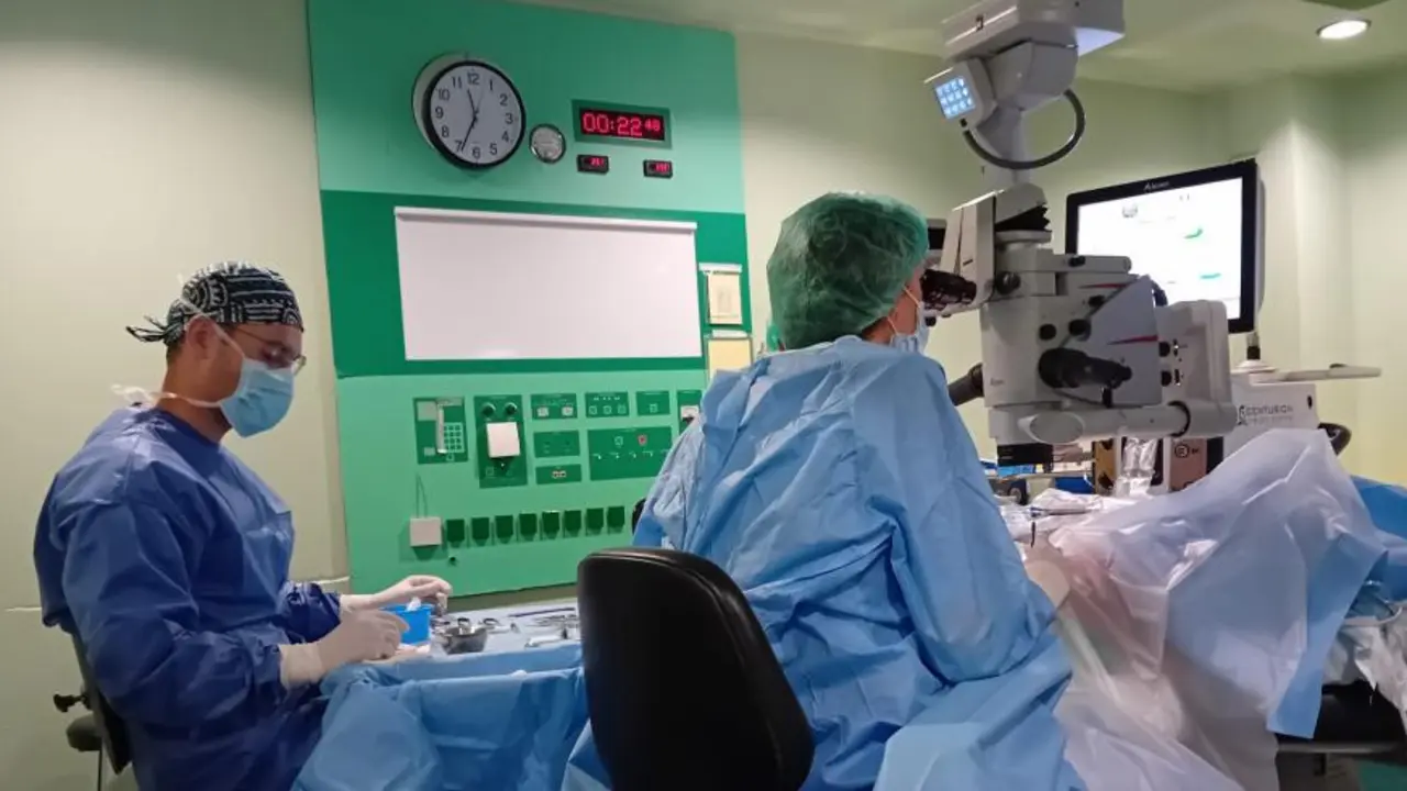 Imagen de una intervenci&oacute;n de cataratas, hoy en la Unidad de Cirug&iacute;a Mayor Ambulatoria del Cl&iacute;nico / DGA