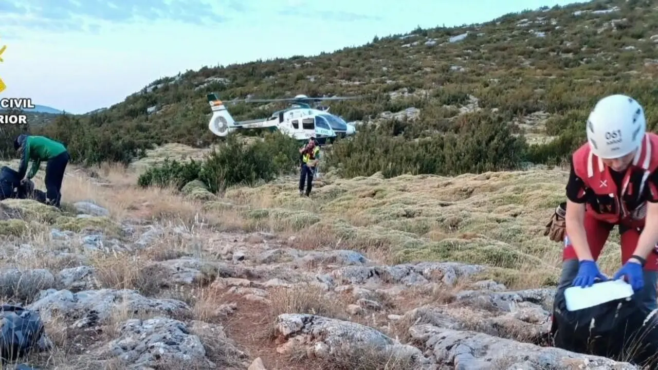 La Guardia Civil durante el dispositivo de rescate del senderista fallecido.