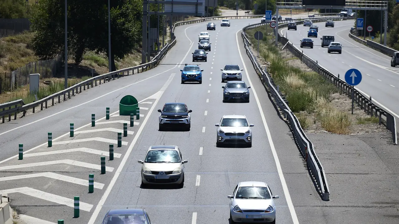 Circulaci&oacute;n de veh&iacute;culos en una autov&iacute;a / E.P.