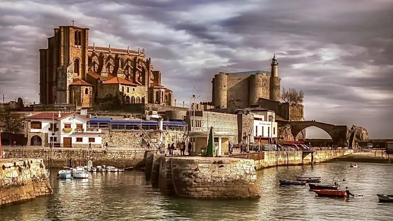 El conjunto del puerto, la iglesia, el castillo y el puente, imagen caracter&iacute;stica de Castro / Turismo en Cantabria