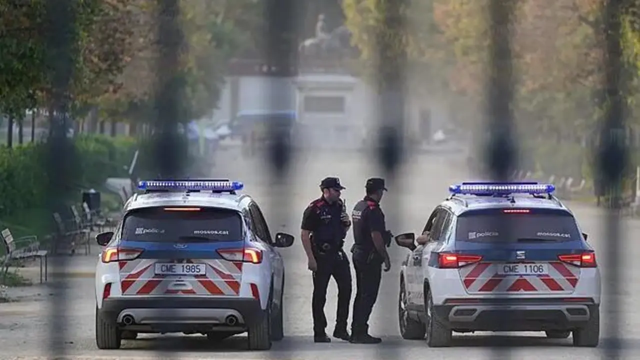 Los Mossos d'Esquadra dentro del parque de la Ciutadella.