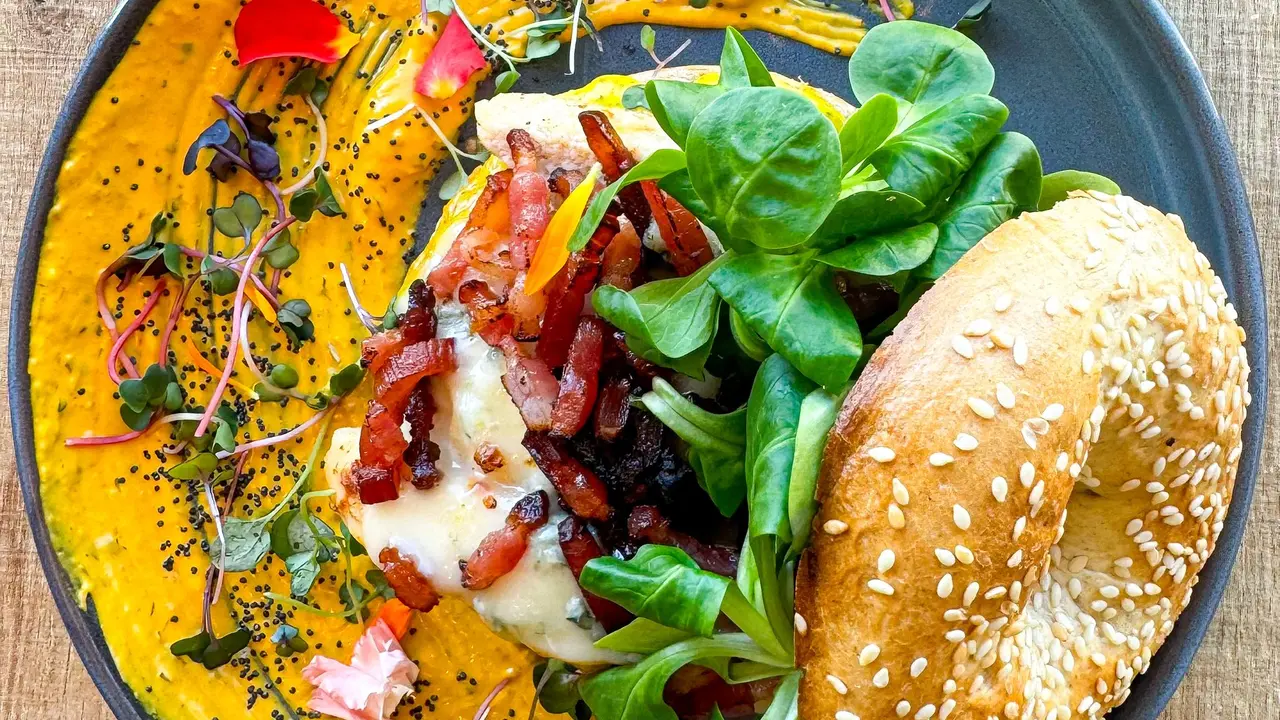 Los bagel, una de las propuestas m&aacute;s demandadas de este caf&eacute;  / Nati Natillas