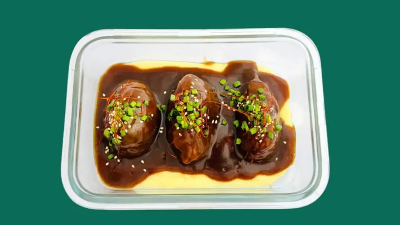 Carrillera de cerdo guisada con pure de patata trufado / UNBOCAU