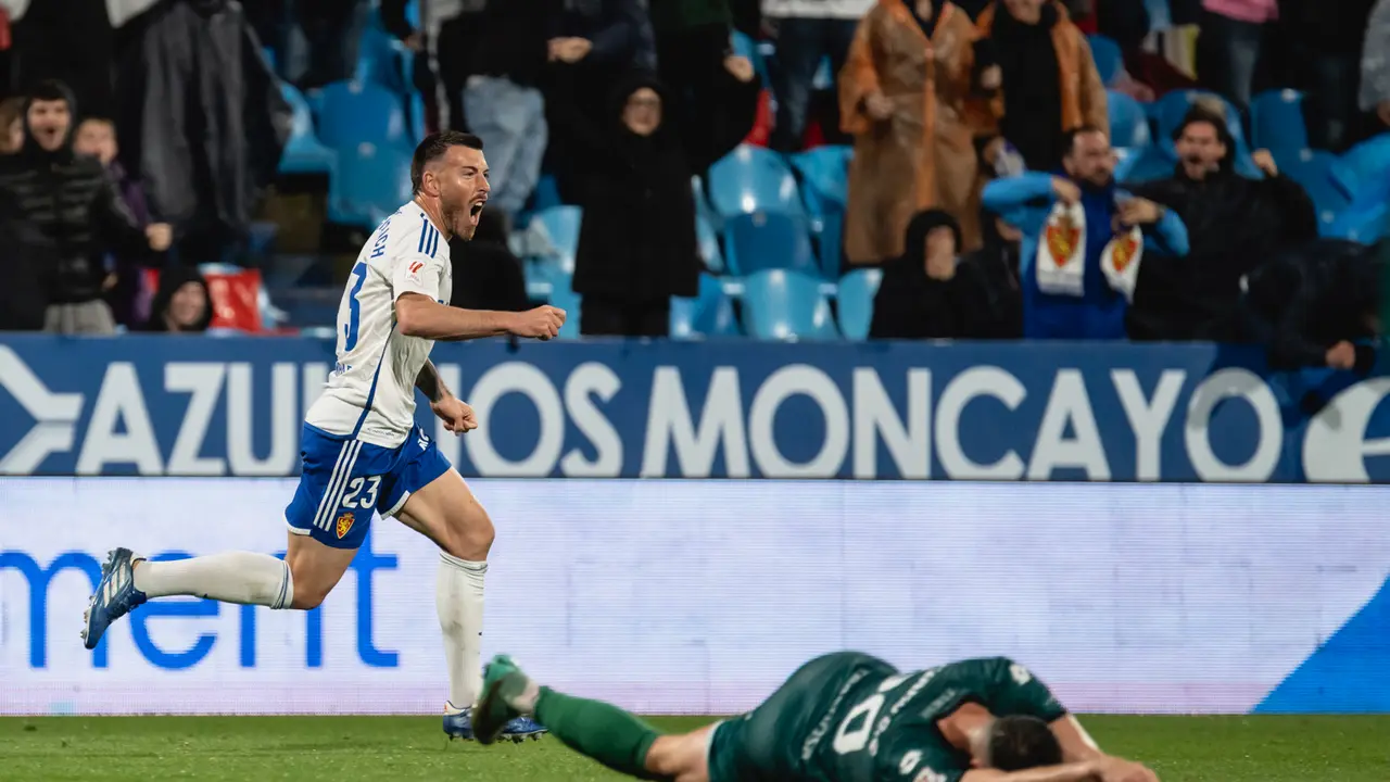 Sergi Enrich con el Real Zaragoza / MARCOS CEBRI&Aacute;N