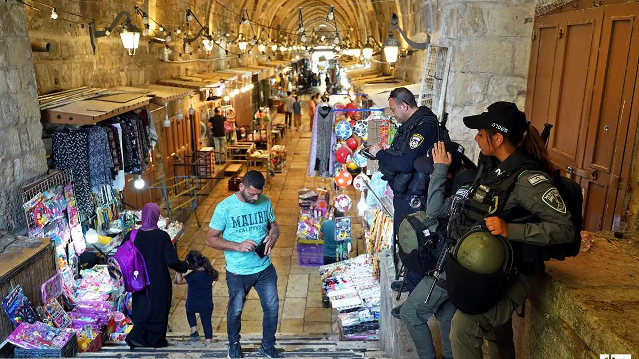 La polic&iacute;a de fronteras de Israel controla uno de los accesos a la Explanada de las Mezquitas, en la Ciudad Vieja de Jerusal&eacute;n / EP
