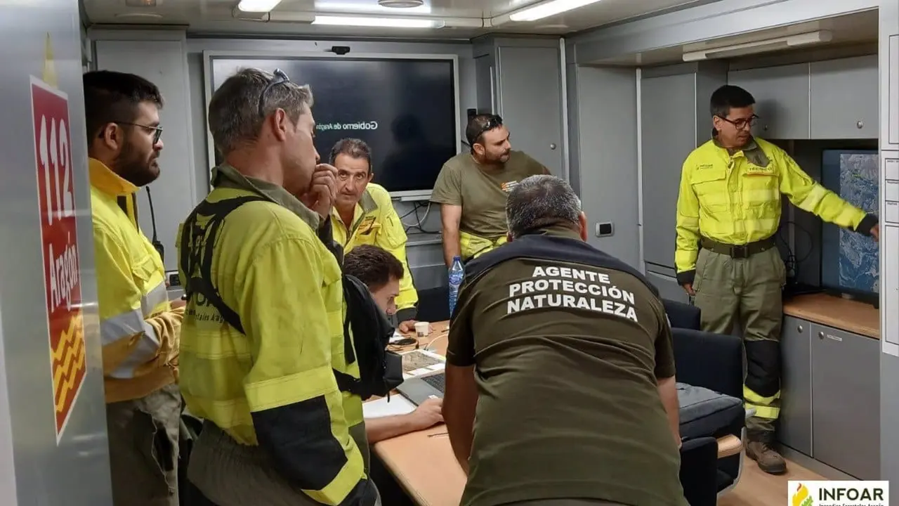El director de extinci&oacute;n, Alfredo Ferr&aacute;n, organiza los medios que trabajan en el incendio forestal de Corbal&aacute;n desde el puesto de mando avanzado. / INFOAR