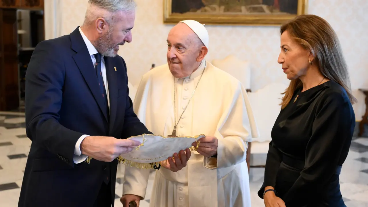El Papa Francisco junto a Jorge Azc&oacute;n y Natalia Chueca.