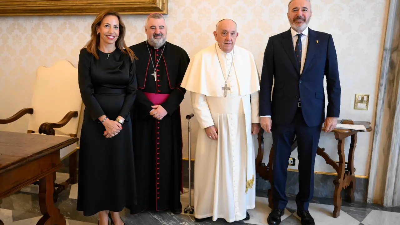 El presidente del Gobierno de Arag&oacute;n, Jorge Azc&oacute;n, el papa Francisco, la alcaldesa de Zaragoza, Natalia Chueca, y el arzobispo de Zaragoza, Carlos Escribano.