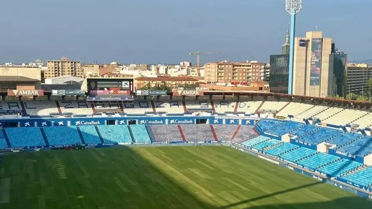 Campo de f&uacute;tbol de La Romareda. / @ObrasRomareda - El&iacute;as Torres