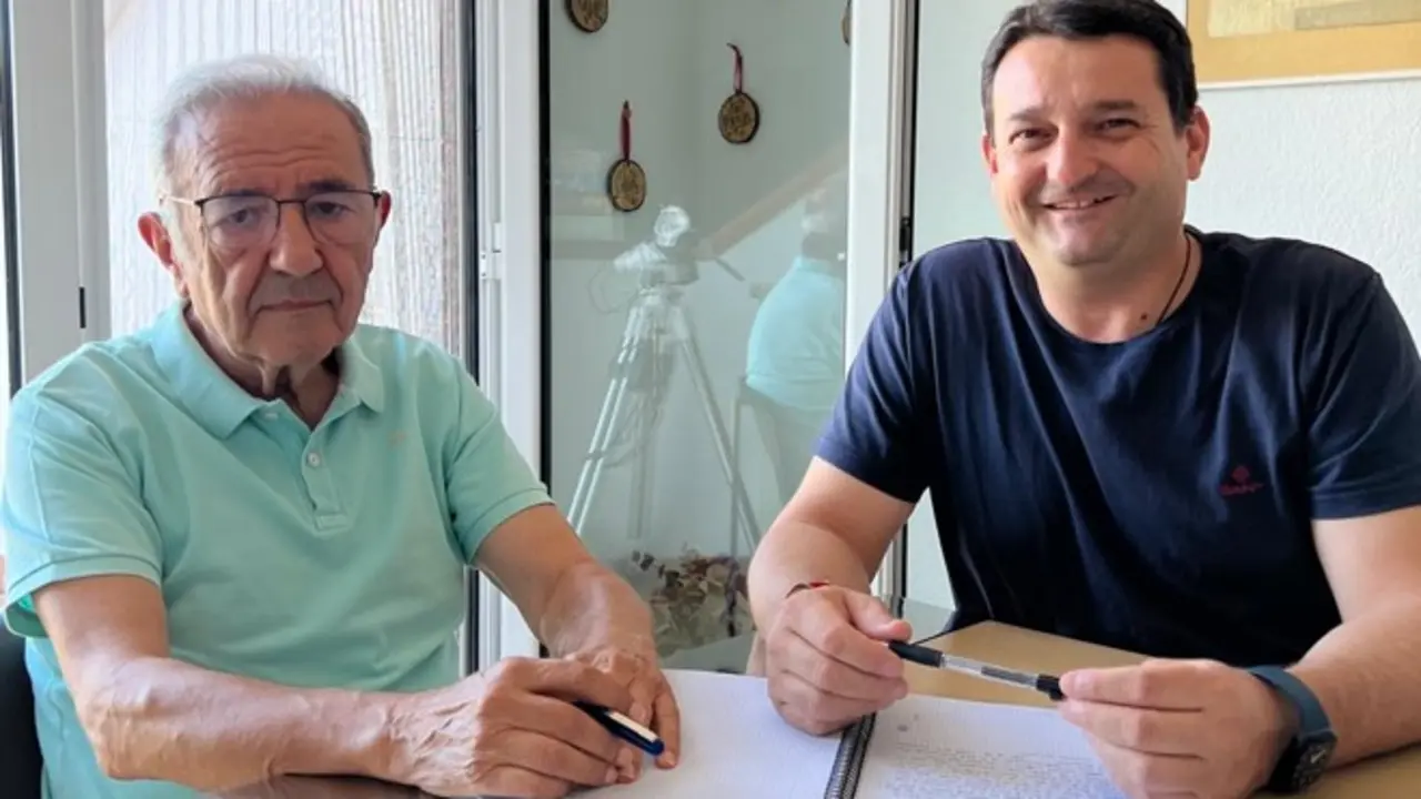 Jos&eacute; Fernando Murr&iacute;a, pregonero de las Fiestas de Alca&ntilde;iz 2024 (izquierda), con el alcalde de la localidad, Miguel &Aacute;ngel Estevan. / AYTO. ALCA&Ntilde;IZ