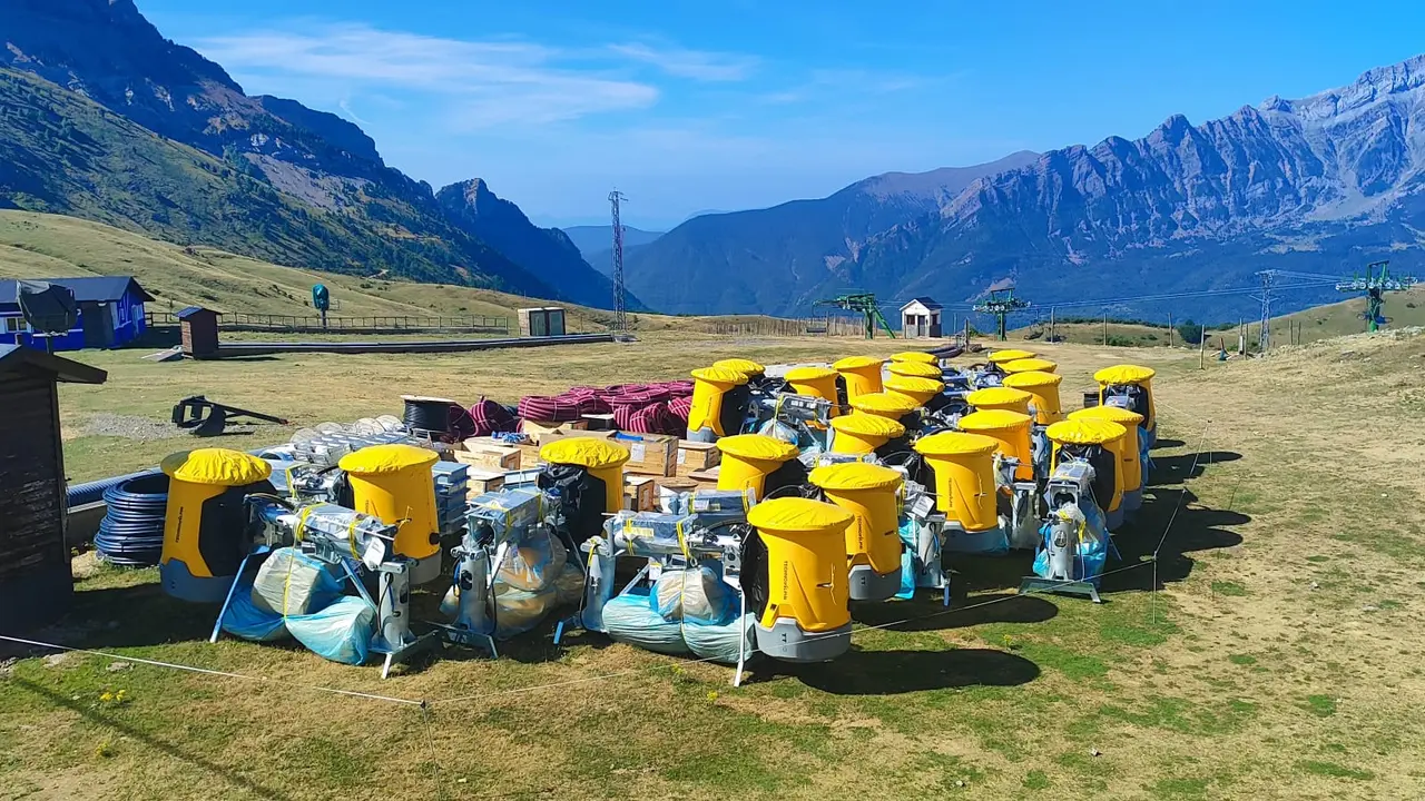 Los ca&ntilde;ones de nieve se acumulan en la zona de Petrosos, en Panticosa