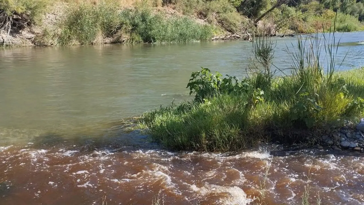 La contaminaci&oacute;n del G&aacute;llego se aprecia en el color y olor de sus aguas, consecuencia de los residuos de la empresa La Monta&ntilde;anesa