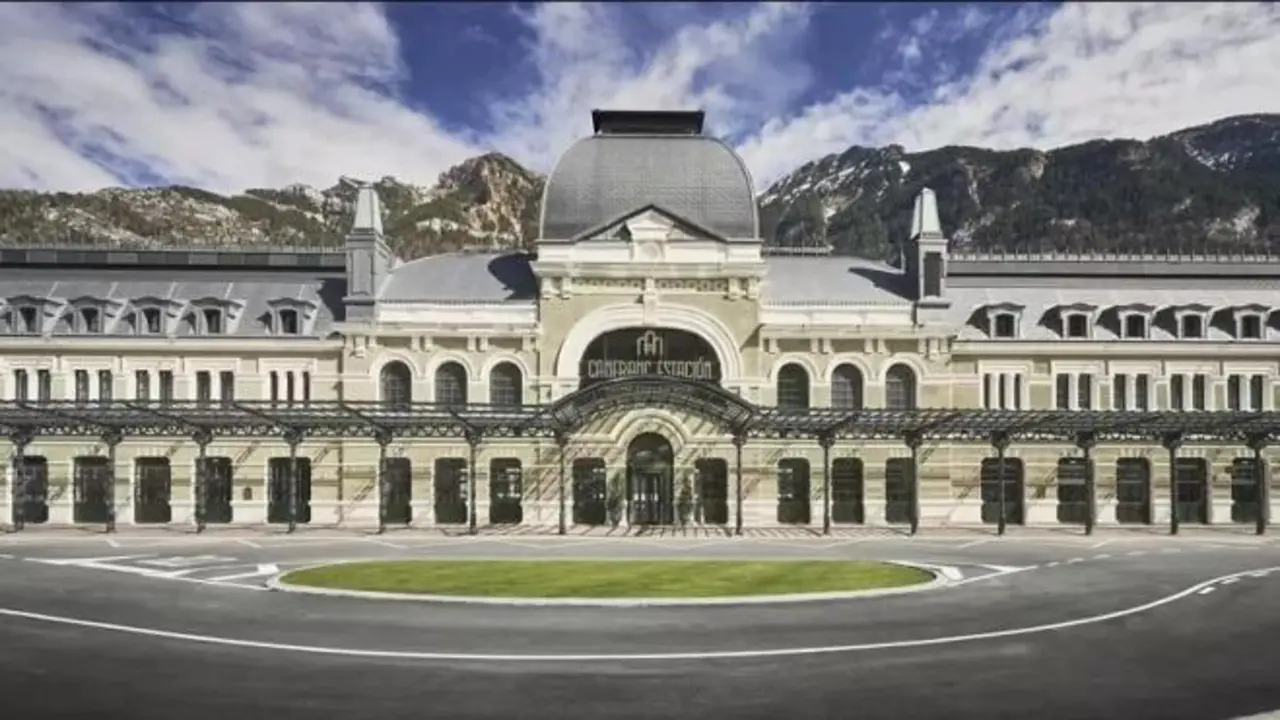 Hotel monumento Canfran Estaci&oacute;n