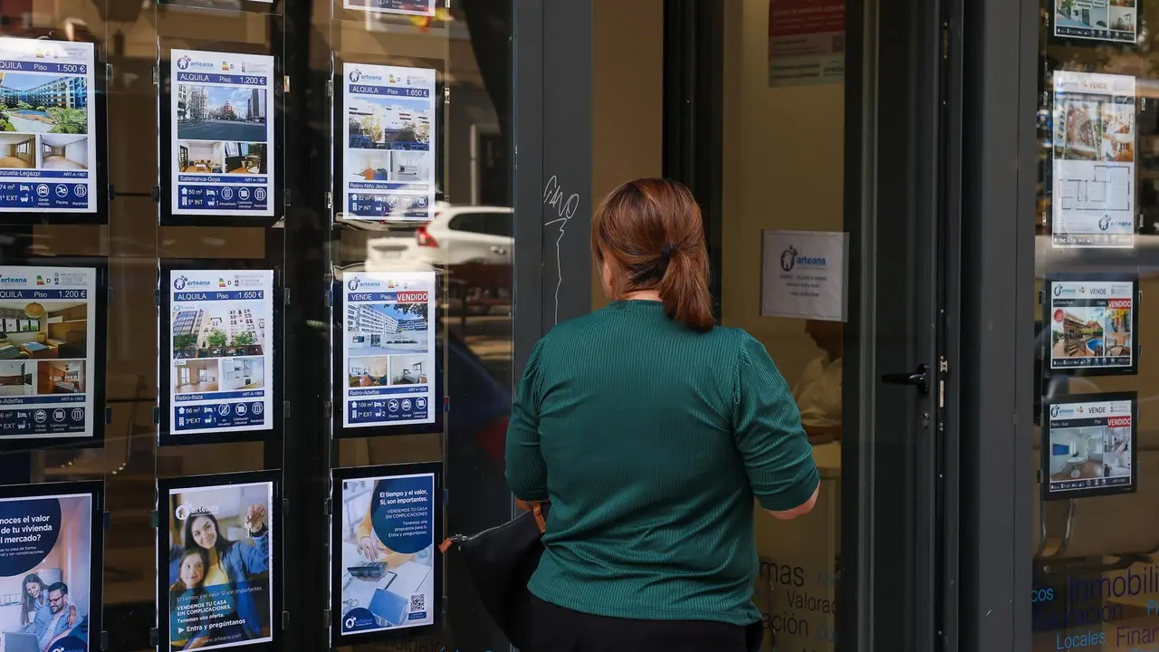 Escaparate de una inmobiliaria / E.P.