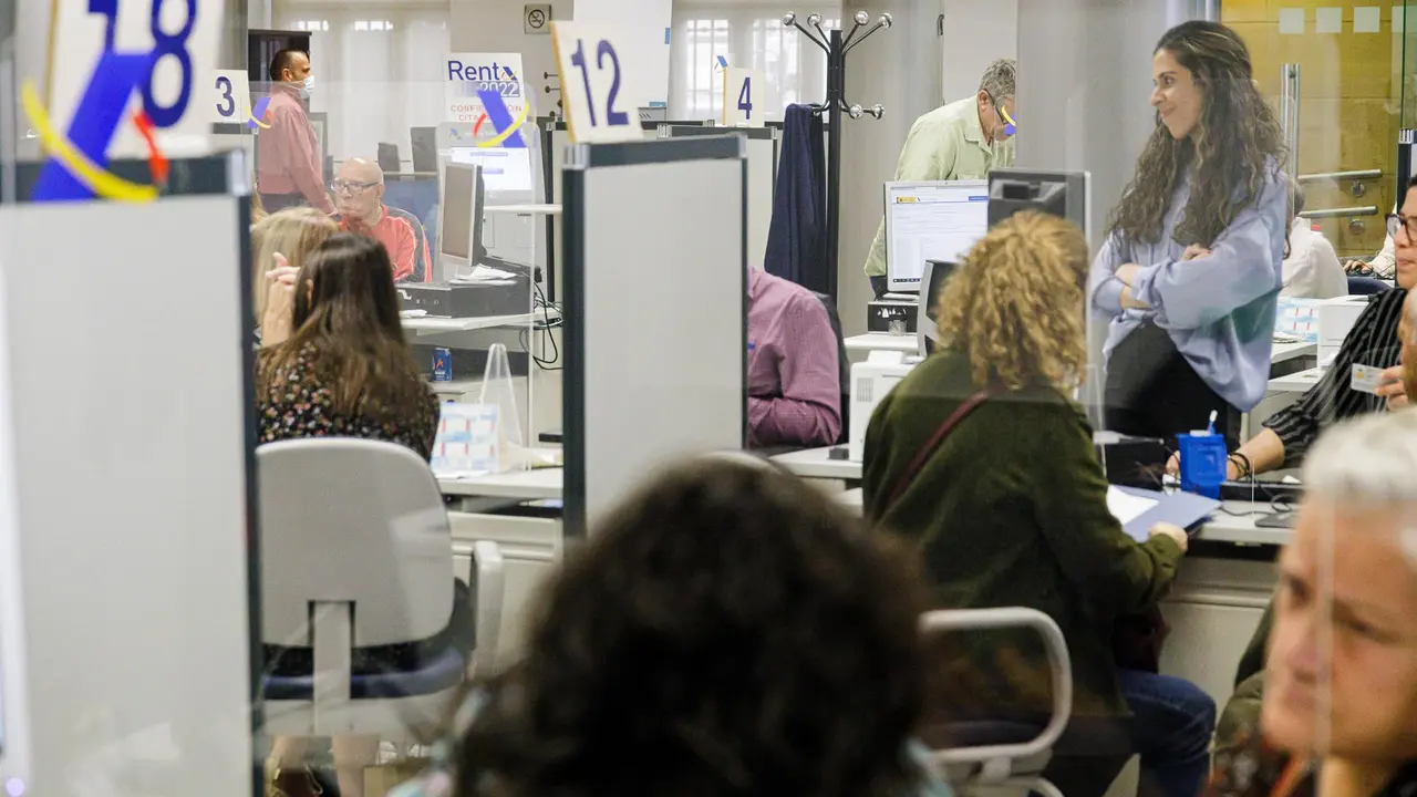 Varias personas son atendidas en la Agencia Tributaria / E.P.