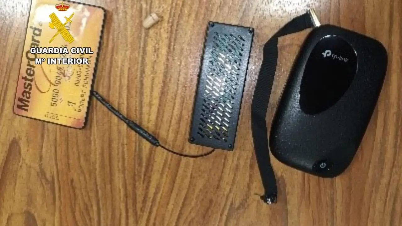 La Guardia Civil detecta el uso fraudulento de medios audiovisuales para obtener el carn&eacute; de conducir.