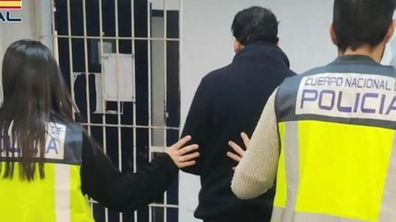 Imagen de archivo de la conducci&oacute;n de un detenido a los calabozos /P.N.