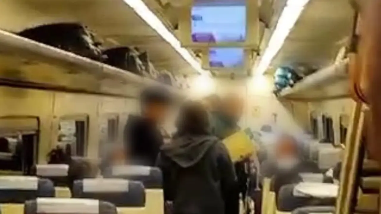 Imagen de los pasajeros en el tren con la Guardia Civil/ Cedidas a H.A.