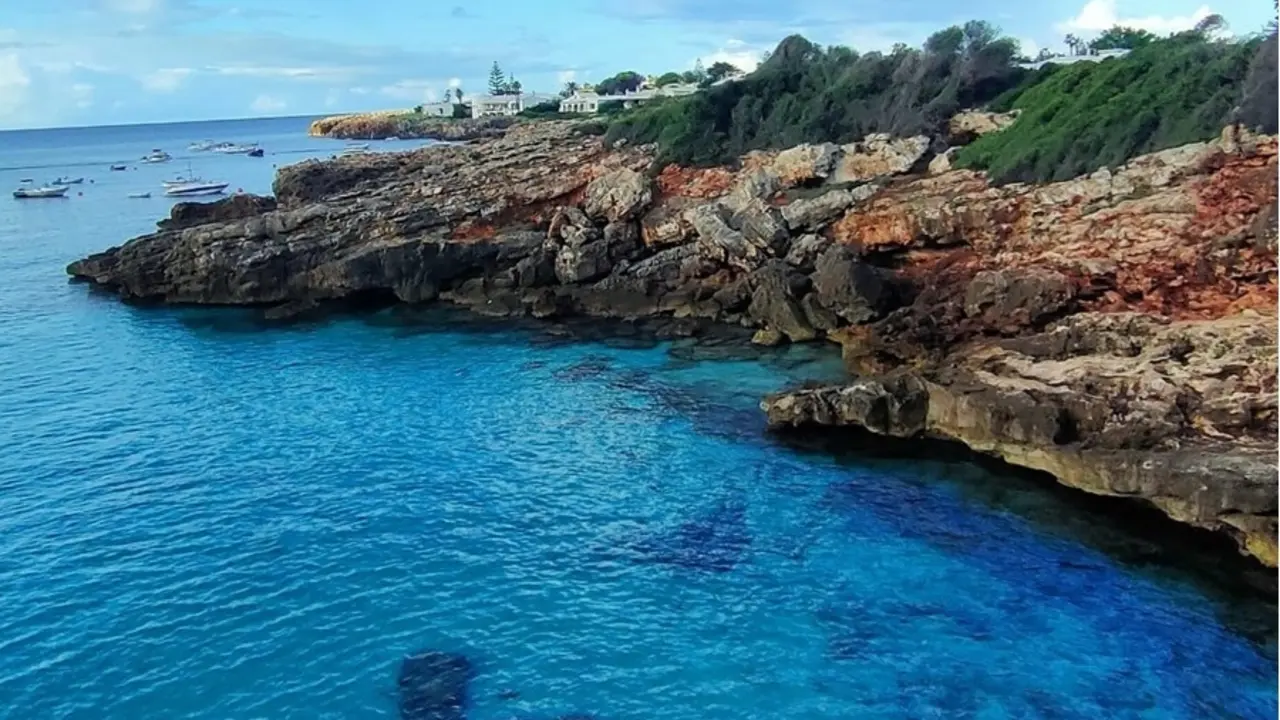 Menorca tiene m&aacute;s de 216 km de costa / HA