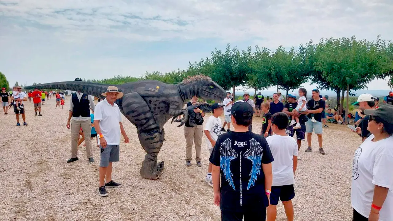 El dinosaurio articulado de Din&oacute;polis se dio una vuelta este fin de semana por el circuito alca&ntilde;izano de Motorland. / DIN&Oacute;POLIS