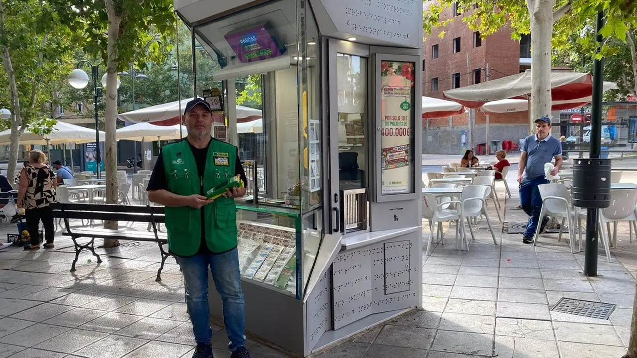 02/09/2024 El vendedor de la ONCE Jos&eacute; Antonio Casami&aacute;n Bueso e.

El Cup&oacute;n Fin de Semana de la ONCE ha dejado en Zaragoza un Sueldazo de 24.000 euros al a&ntilde;o durante 10 a&ntilde;os, en el sorteo de este pasado domingo, 1 de septiembre. El vendedor de la ONCE Jos&eacute; Antonio Casami&aacute;n Bueso es qui&eacute;n ha llevado la ilusi&oacute;n a la capital aragonesa con este Sueldazo de 24.000 euros al a&ntilde;o durante 10 a&ntilde;os y con 4 cupones m&aacute;s, premiados con 400 euros cada uno.

SOCIEDAD
ONCE