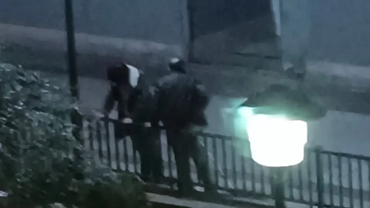 Imagen de dos okupas del garaje el pasado mes de marzo dentro de la urbanizaci&oacute;n /H.A.