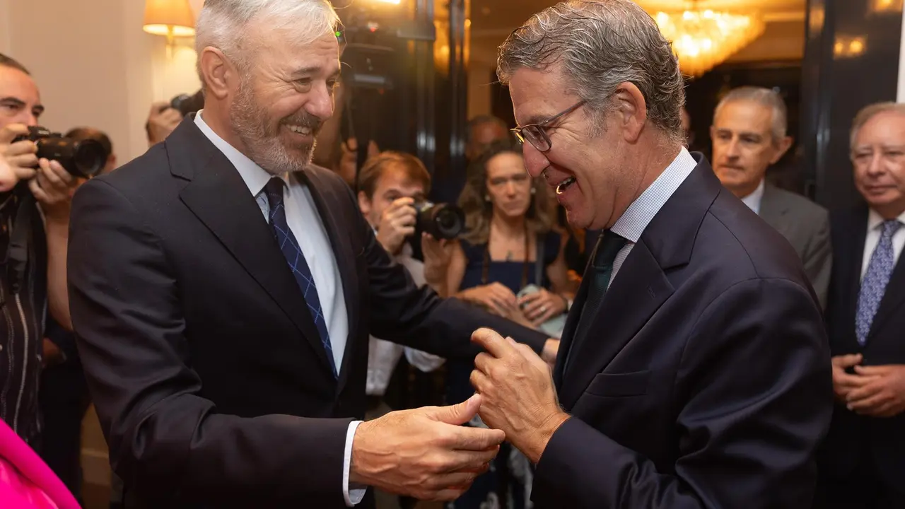 El presidente del Gobierno de Arag&oacute;n, Jorge Azc&oacute;n (i) y el presidente del PP, Alberto N&uacute;&ntilde;ez Feij&oacute;o (d) / E.P.