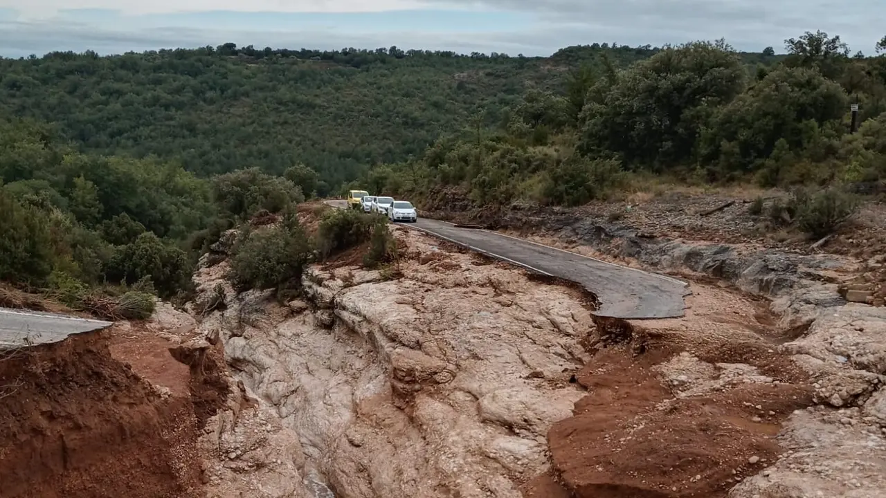 Destrozo de una carretera de Arag&oacute;n por las lluvias