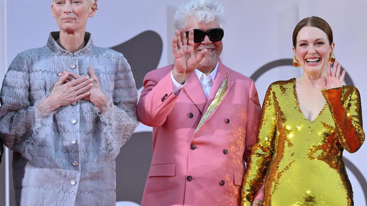 Tilda Swinton, Pedro Almod&oacute;var y Julianne Moore presentan "La habitaci&oacute;n de al lado" en el Festival de Venecia. / E.P.