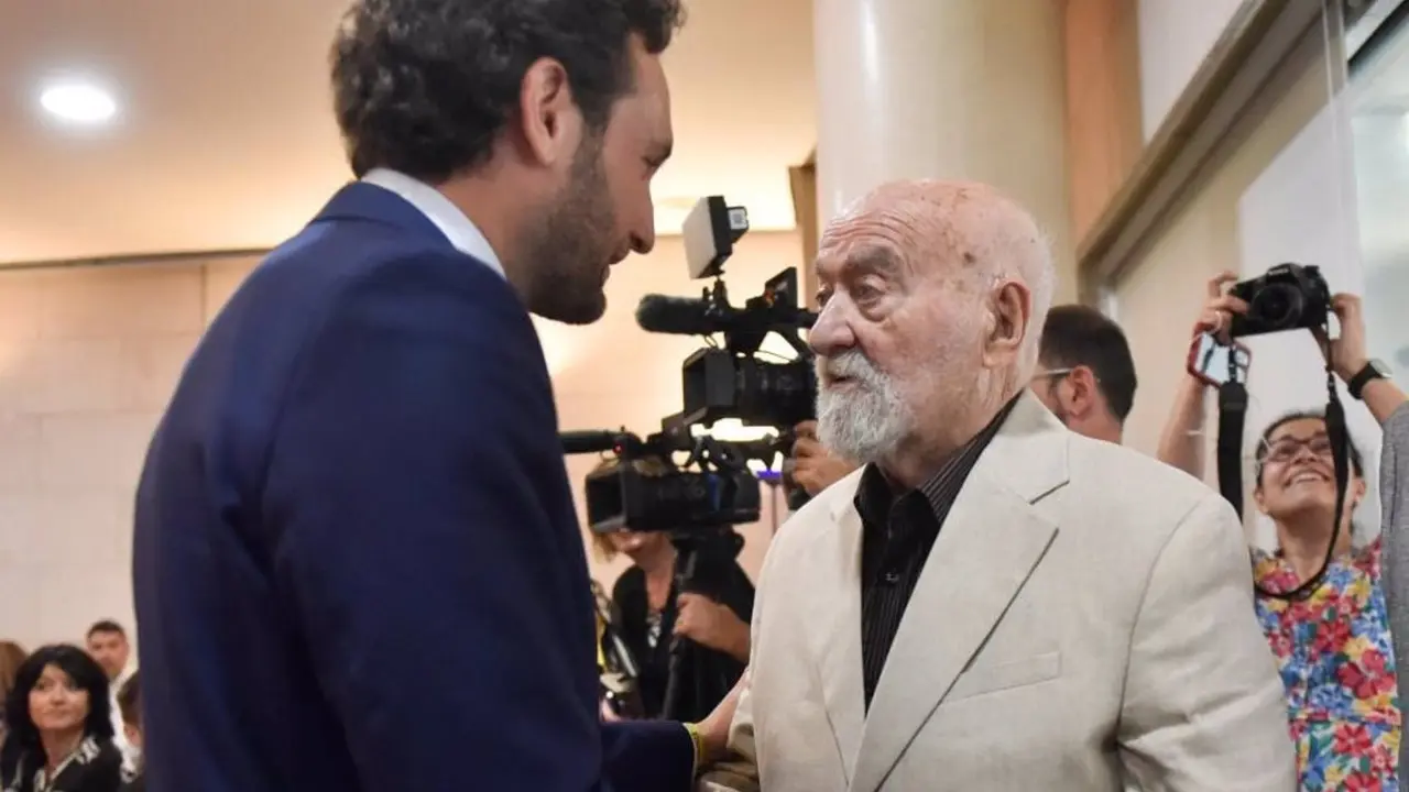 El presidente de la Diputaci&oacute;n Provincial de Huesca (DPH), Isaac Claver, con el que fuera presidente de la DPH y creador de las marca tur&iacute;stica "Huesca, La Magia", Carlos Garc&iacute;a Mart&iacute;nez / DPH