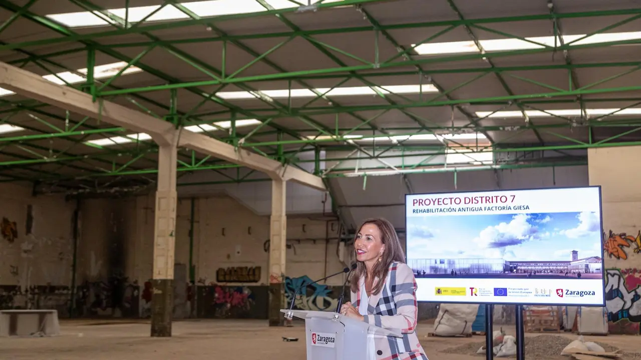 La alcaldesa, Natalia Chueca, en la antigua sede de Giesa donde se ubicar&aacute; Distrito 7 / Ayuntamiento de Zaragoza 