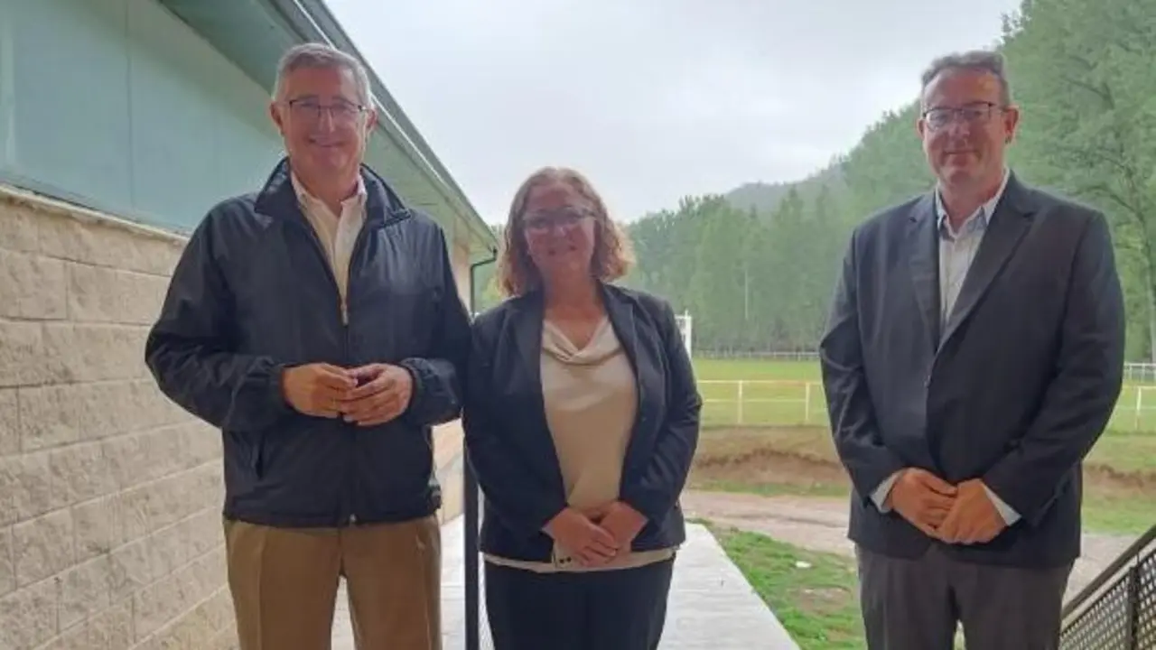 Blasco, Atienza y Alvir, ante la zona donde se ubicar&aacute; la pista / DGA