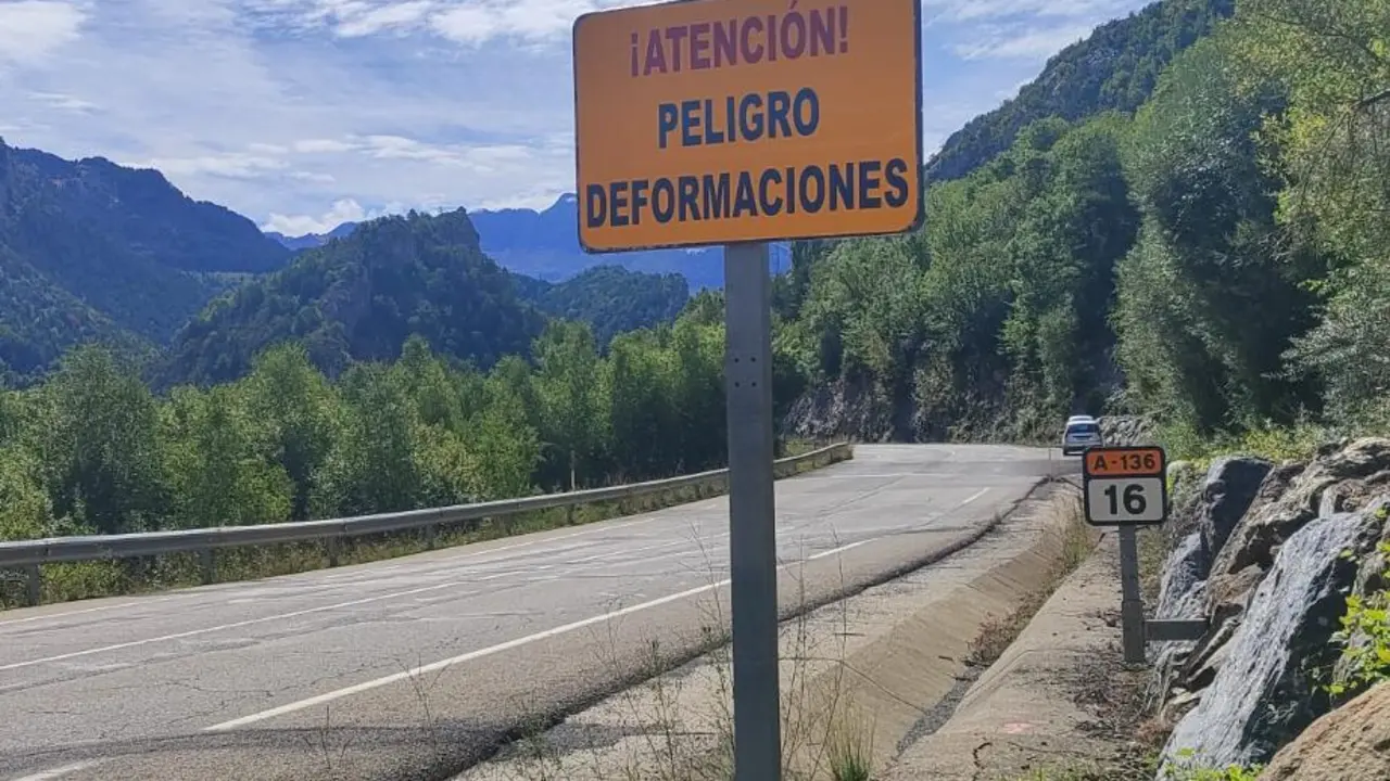 El firme de la carretera de Sallent sufre deformaciones desde el pasado mes de mayo