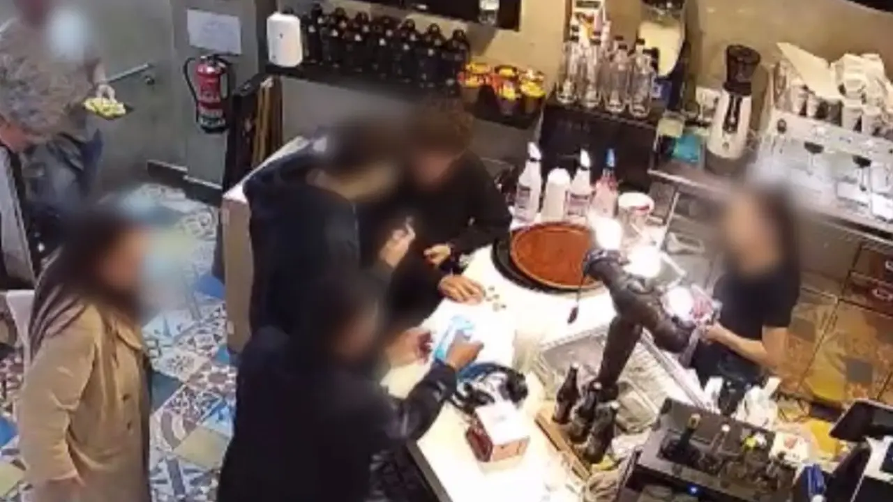 Imagen en la que se ve a una joven con gabardina que se hecha la mano a la espalda tras sentir el tocamiento /Cedidas a H.A.