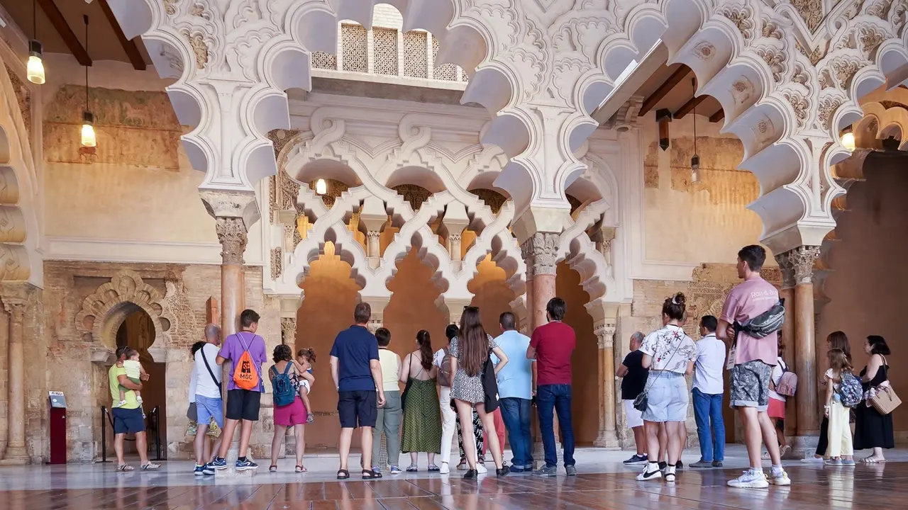 Un grupo de visitantes en una de las &aacute;reas del Palacio de la Aljafer&iacute;a. / E.P.