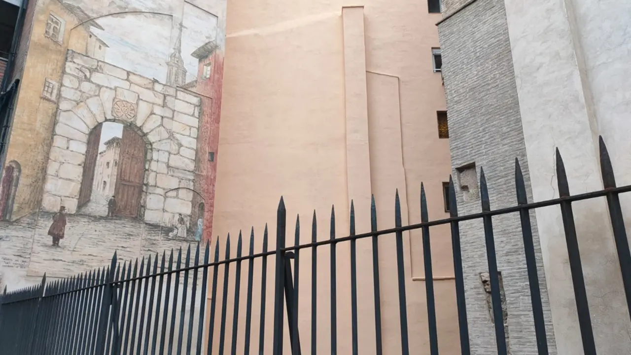 Un mural recuerda c&oacute;mo era esta puerta de la muralla / HA