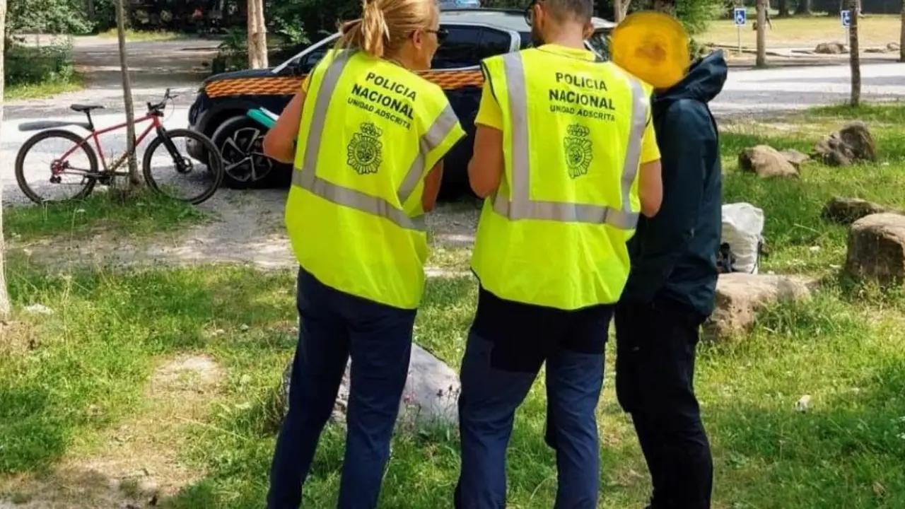 Dos agentes de la Polic&iacute;a Nacional adscrita informan a un visitante en la campa del Parque Nacional de Ordesa y Monte Perdido / DGA