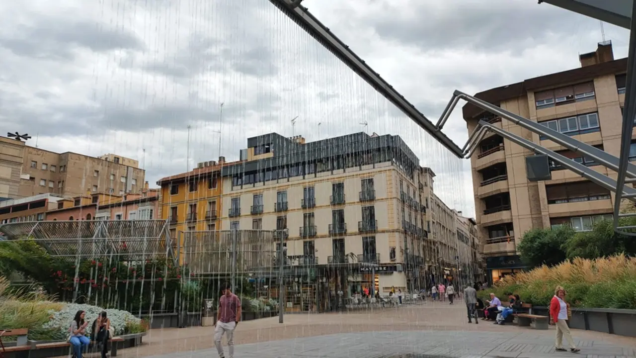 Desde la renovaci&oacute;n de la plaza, los negocios de hosteler&iacute;a han animando la vida de la zona / HA