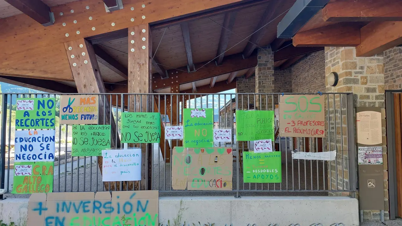 Carteles contra los recortes en educaci&oacute;n en el colegio de Sallent de G&aacute;llego